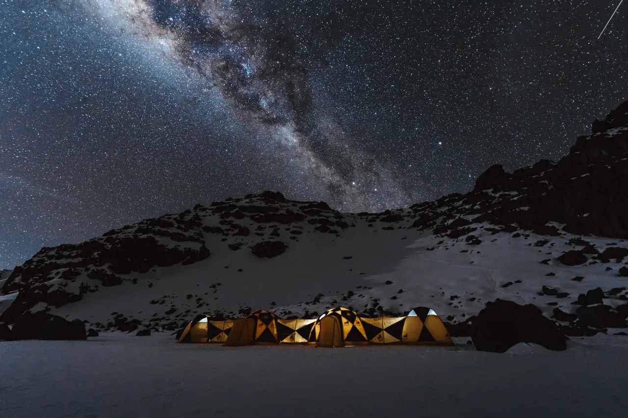 Tienda premium de pie de Altezza Travel en el cráter del Kilimanjaro