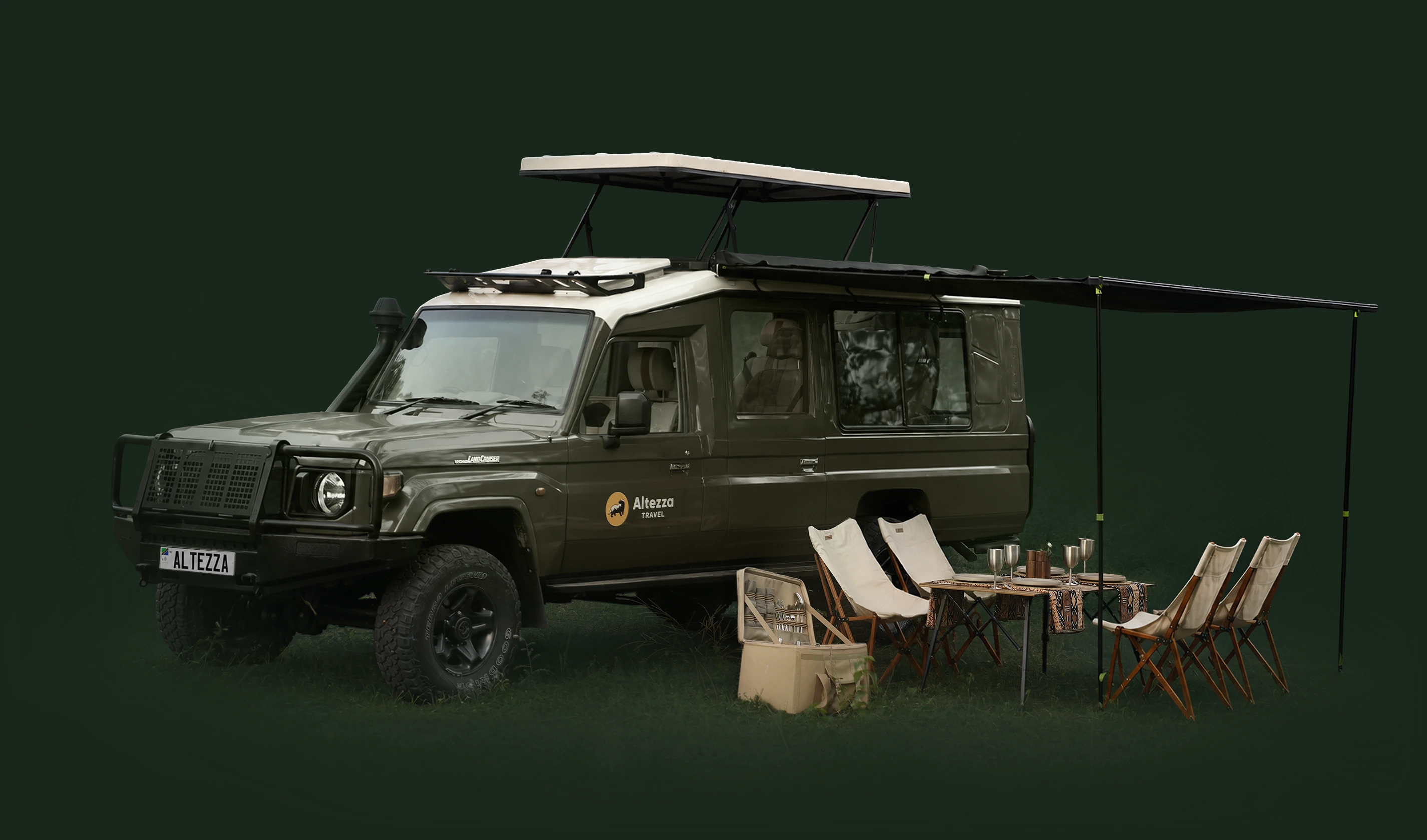 Vehículo de safari con toldo, mesa de comedor, sillas y caja de pícnic preparados para un almuerzo en la sabana