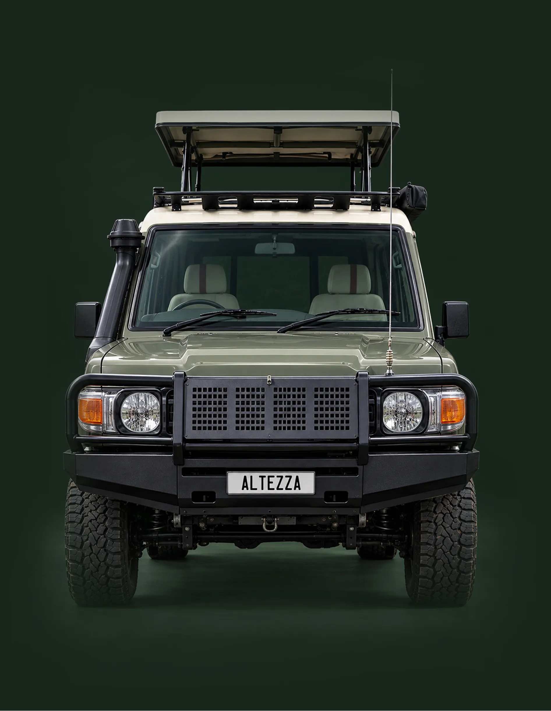 Vista frontal de un Land Cruiser de safari de Altezza con el techo levantado