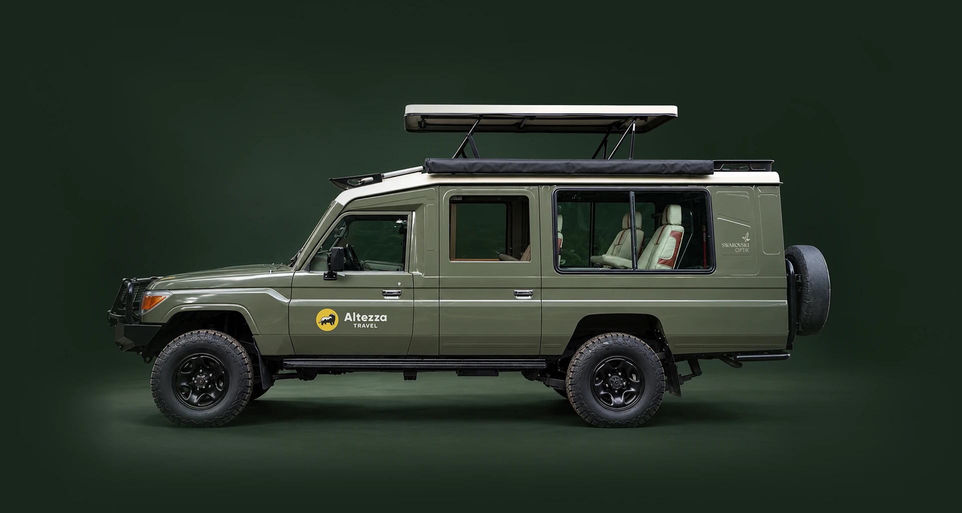 Toyota Land Cruiser de Altezza con el techo panorámico de safari levantado