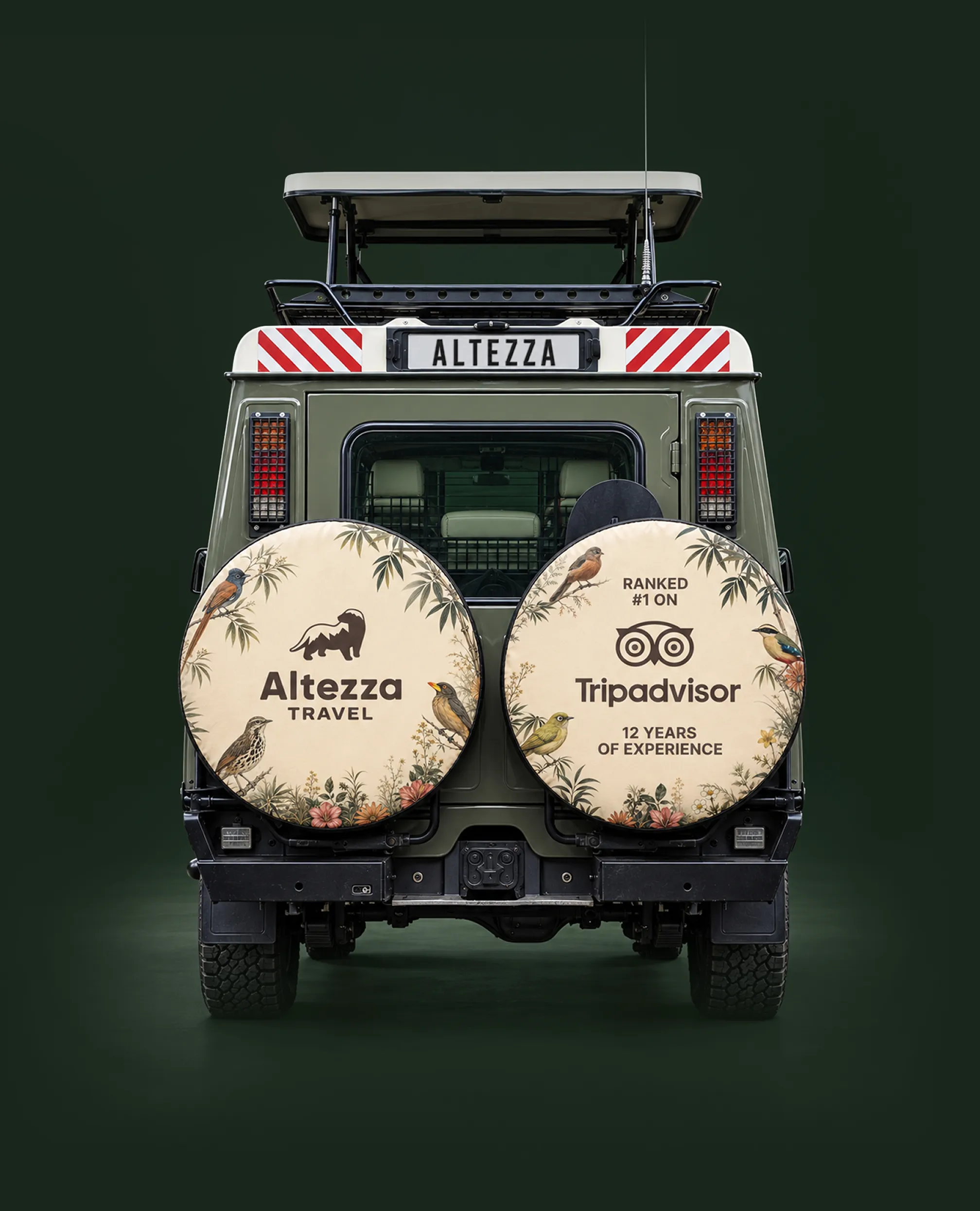Vista trasera de un Land Cruiser de safari de Altezza con el techo panorámico levantado
