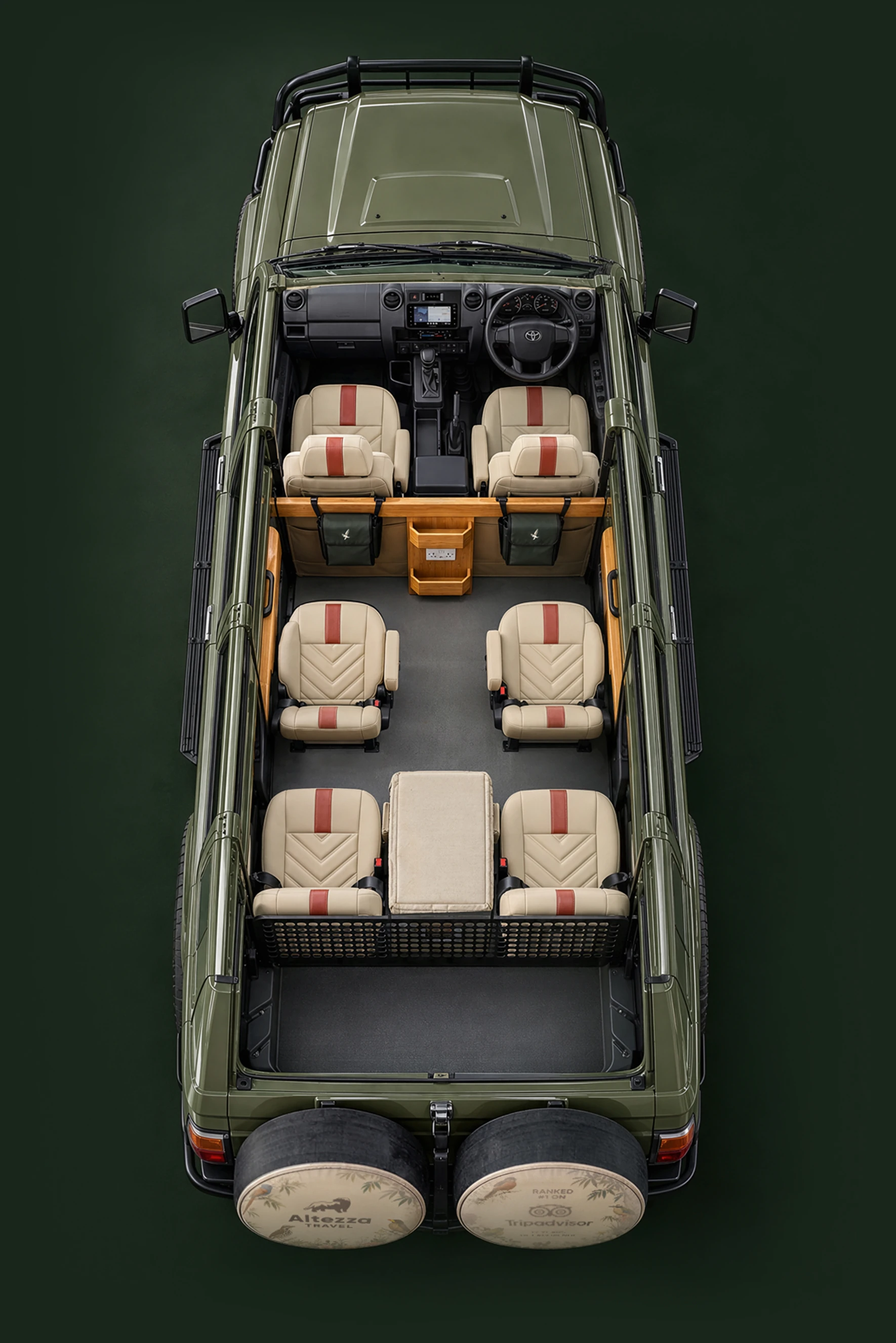 Vista cenital del interior del vehículo de safari de Altezza y su distribución de asientos