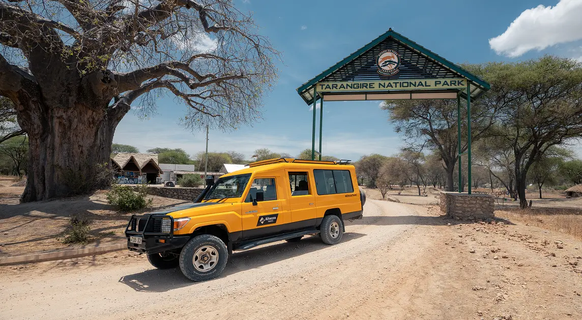 Jeep de safari de Altezza Travel en las puertas de entrada al Parque Nacional de Tarangire